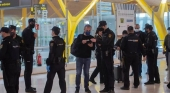 Agentes de la Policía Nacional realizando un control en el Aeropuerto Adolfo Suárez Madrid Barajas | Foto: vía Vozpópuli