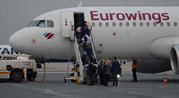 Pasajeros subiendo a avión de Eurowings