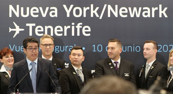 Pedro Martín, presidente del Cabildo de Tenerife, durante el acto de inauguración del vuelo