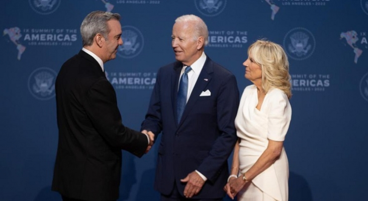 Luis Abinader, presidente de República Dominicana, saluda a Joe Biden, presidente de Estados Unidos, en la IX Cumbre de Las Américas