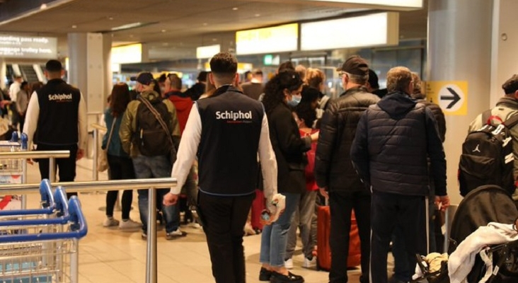 Pasajeros en el Aeropuerto de Schiphol