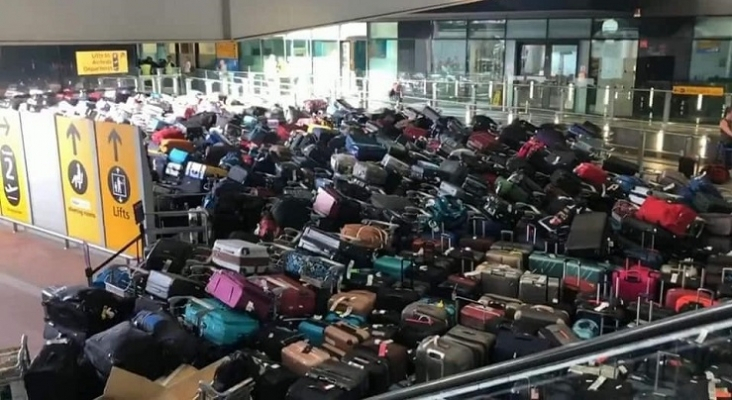 Caos en el aeropuerto de Londres-Heathrow debido a un fallo en el sistema de equipaje | Foto: Facebook Negocios Internacionales 2.0