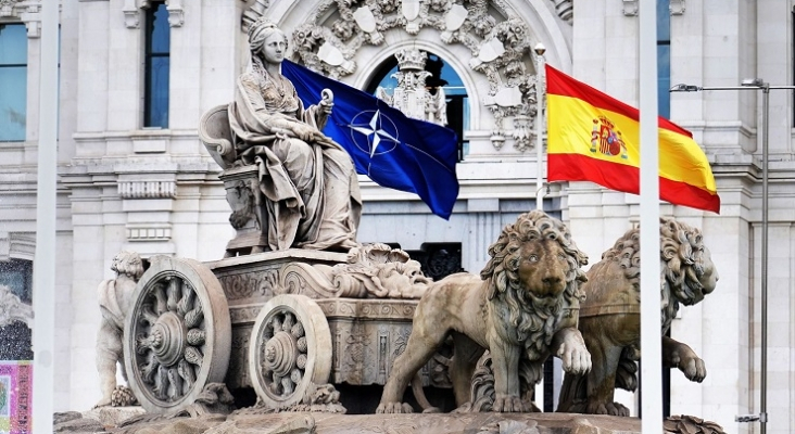 Fuente de Cibeles con bandera conmemorativa de la cumbre de la OTAN en Madrid Foto Ayuntamiento de  Madrid