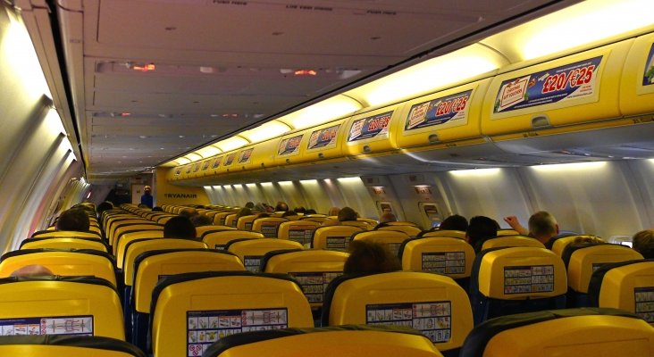 Interior de avión de Ryanair