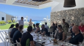 Nicolás Villalobos y Thomas Bösl dan la bienvenida a los agentes de viajes de rtk a Gran Canaria