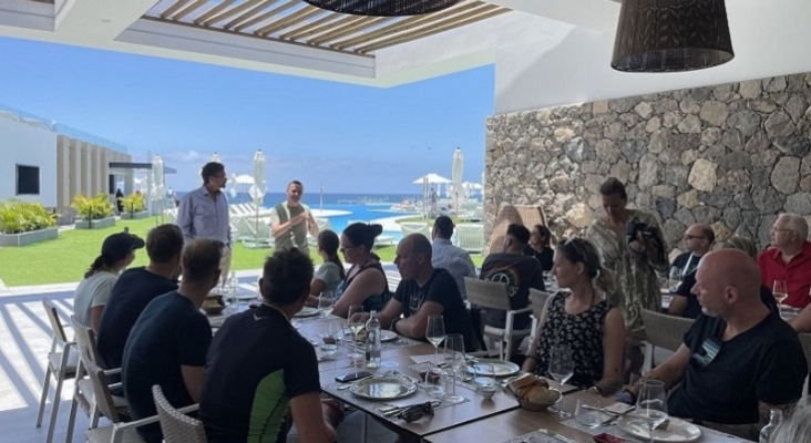 Nicolás Villalobos y Thomas Bösl dan la bienvenida a los agentes de viajes de rtk a Gran Canaria. Foto Tourinews