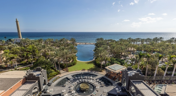 imagen emblematica piscina infinity lago hotel lopesan costa meloneras gran canaria