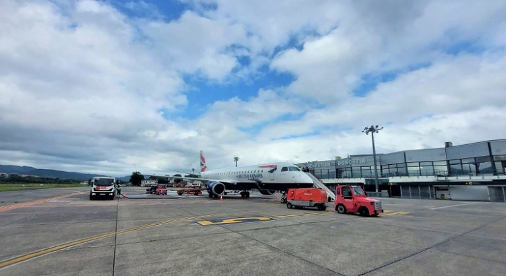 Avión de BA CityFlyer (British Airways) en el Aeropuerto de San Sebastián (Guipúzcoa) | Foto: Aena