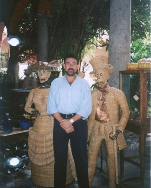 Luis Riu en Tlaquepaque junto a las dos catrinas que decoran el lobby del hotel Riu Palace Mexico desde 1999.
