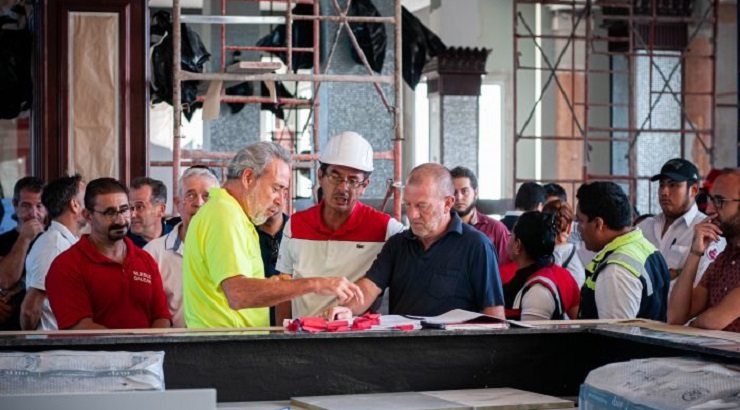 Luis Riu con Eduardo Vadillo, director de Gabinete Técnico y Obra de América, y José María Sanchís, director del Departamento de Arquitectura, Ingeniería y Obra de América.