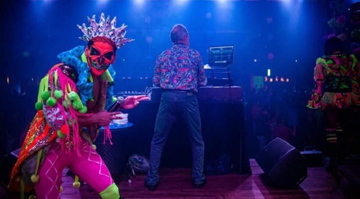 Luis Riu, de espaldas, durante una sesión como DJ en una Riu Party celebrada en los hoteles de México.
