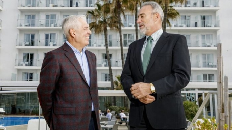 Luis Riu, CEO de RIU Hotels & Resorts, y Rafael Expósito, directos de Operaciones en México durante 20 años y que se jubiló en agosto de 2021 siendo el empleado más antiguo de la cadena en activo.