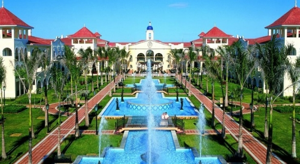 Zona de jardines del hotel Riu Palace Mexico tras su apertura en Playa del Carmen en 1999. 