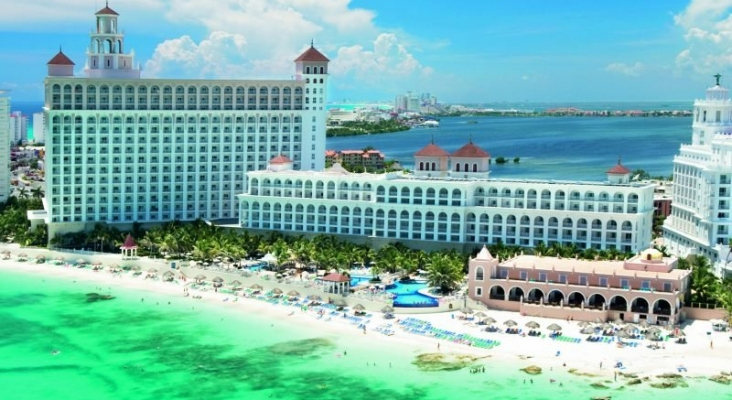 Vista exterior del Hotel Riu Cancun en México en sus inicios en 2003.