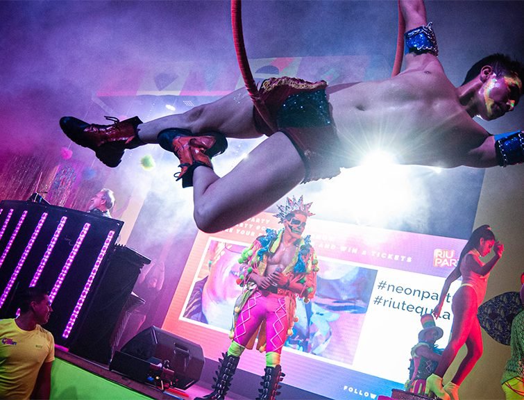 Luis Riu durante una sesión como DJ en una Riu Party celebrada en los hoteles de México.