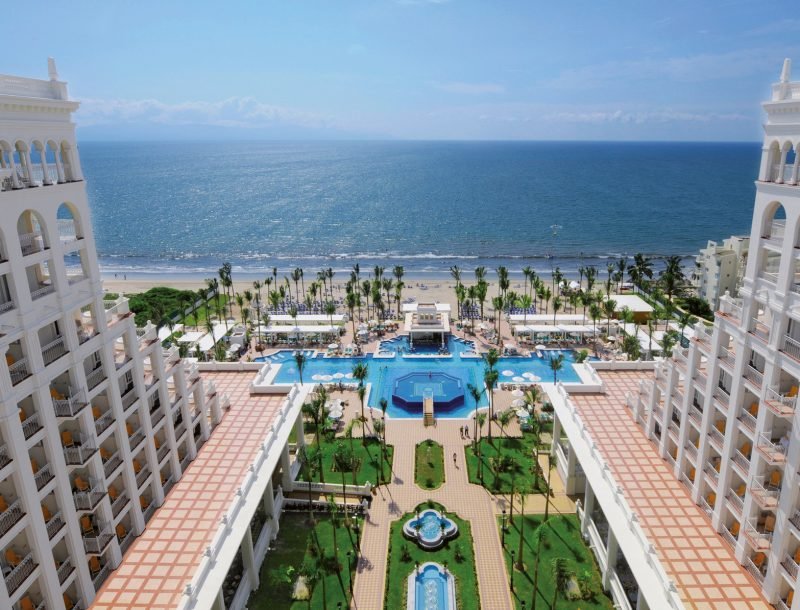 Vistas del jardín del Hotel Riu Palace Pacífico, México. 