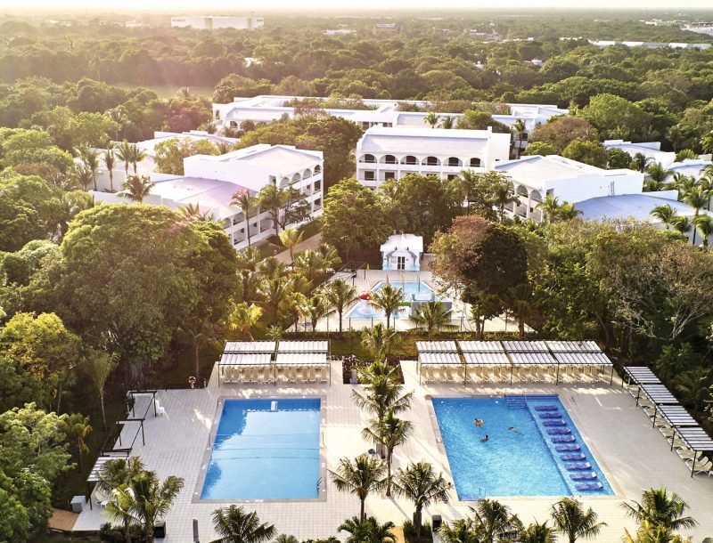 Vista aérea del Hotel Riu Tequila en Playa del Carmen, México.