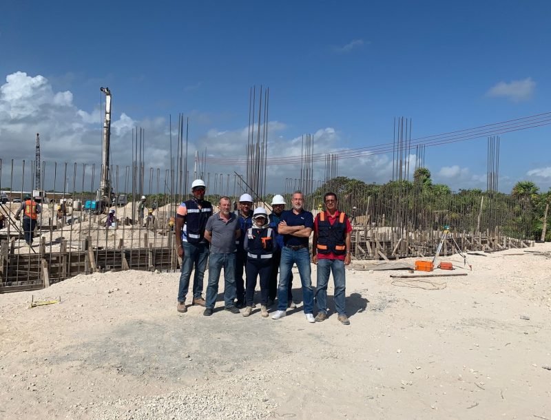 Luis Riu y su equipo en el inicio de la construcción del hotel Riu Latino en Cancún, México, en 2020.