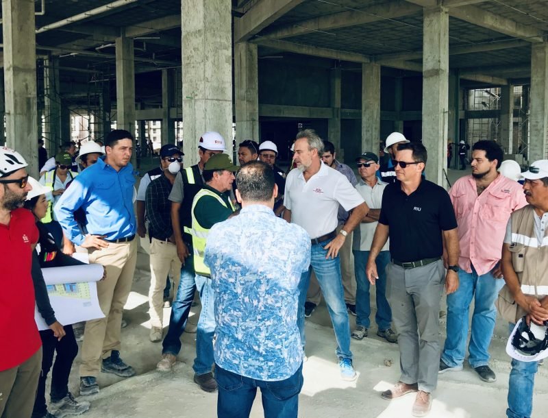 Luis Riu con los operarios participantes en las obras del hotel Riu Palace Costa Mujeres en México en 2018.