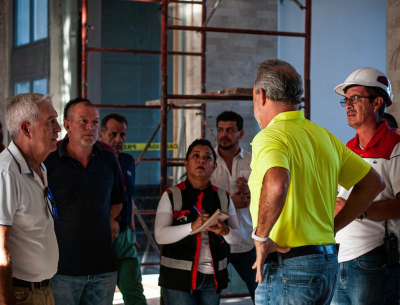 Luis Riu con el equipo directivo de las obras del hotel Riu Palace Riviera Maya en México.