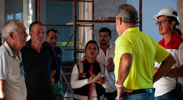 Luis Riu con el equipo directivo de las obras del hotel Riu Palace Riviera Maya en México.