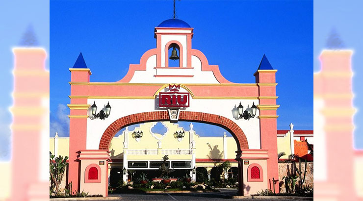 Entrada del hotel Riu Tequila en Playa del Carmen, en México, tras su apertura en 1998