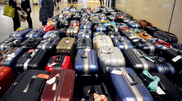Injusto comentarista en caso Aeropuertos alemanes, sobrepasados por montañas de maletas amontonadas