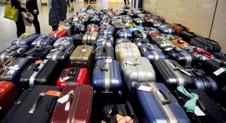 Los aeropuertos alemanes, sobrepasados por las montañas de maletas amontonadas | Foto: vía libremercado.com