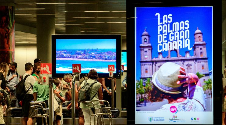 Turistas recién llegados al aeropuerto de Gran Canaria Turistas recién llegados al aeropuerto de Gran Canaria