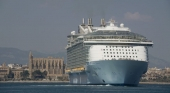 Crucero en el Puerto de Palma con la Catedral de Mallorca al fondo (Baleares) | Foto: APB