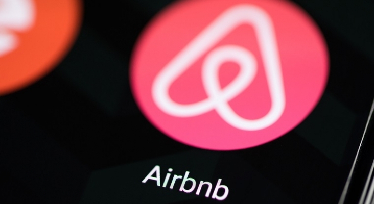 App de Airbnb en un móvil | Foto: Archivo