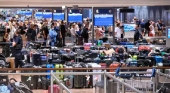 Un pasajero compra un billete de avión para recuperar su maleta perdida