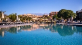 Una de las siete piscinas con las que cuenta el hotel Barceló Tenerife, recién reformado por HIP