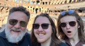Russell Crowe junto a sus dos hijos en el interior del Coliseo de Roma (Italia) | Foto: vía Twitter (@russellcrowe)