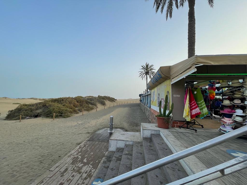 Acceso al Centro Comercial y a la zona hotelera desde la Playa del Inglés - Gran Canaria | Foto: Tourinews©