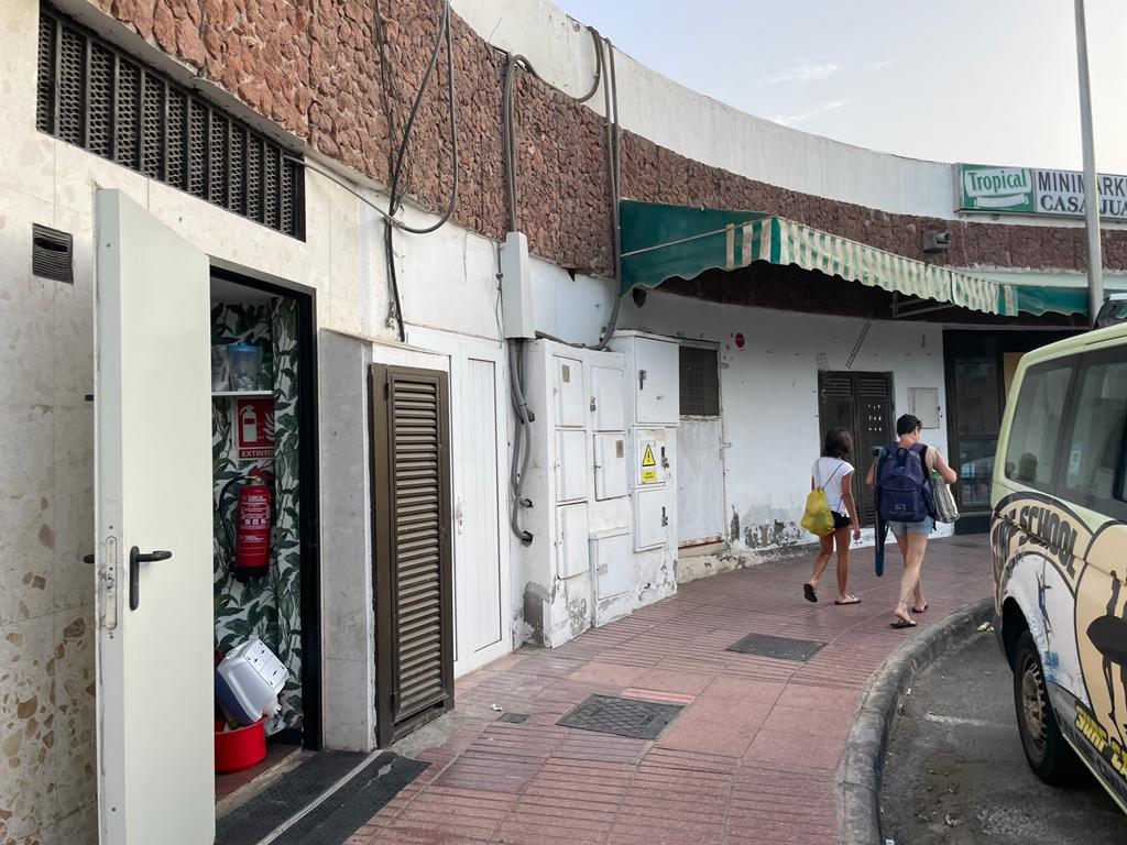 Fachada del centro comercial Anexo II al parking y acceso de los turistas desde los hoteles - Gran Canaria | Foto. Tourinews©