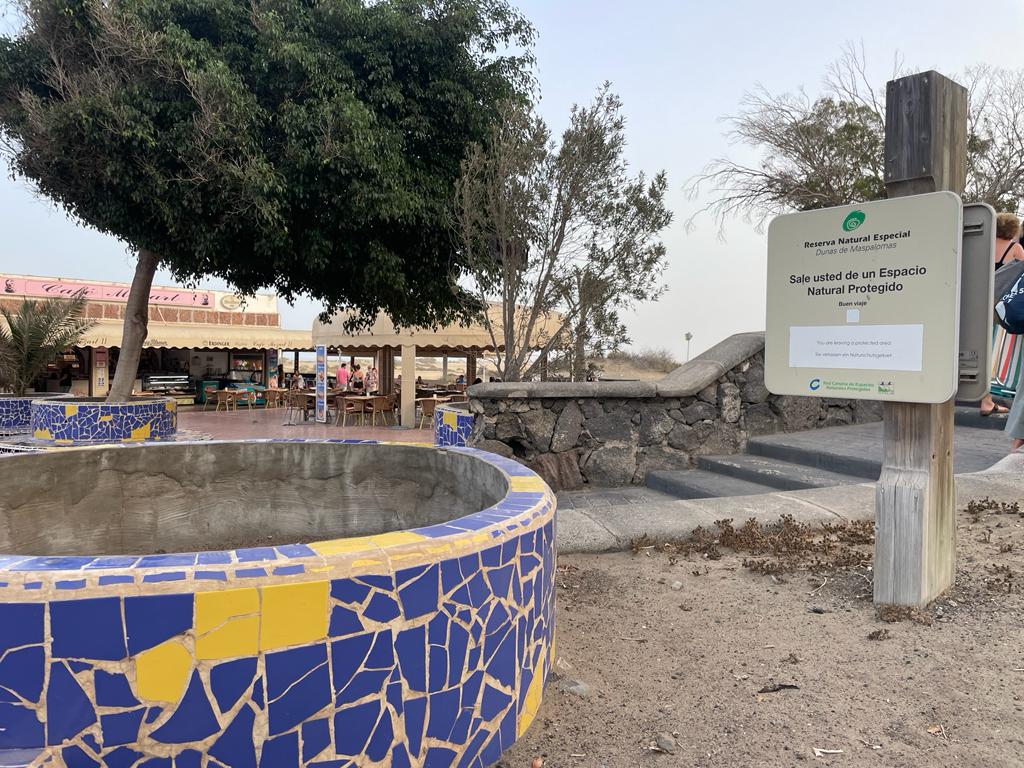 Cartel indicativo de la Reserva Natural Protegida en la que se encuentra el centro comercial Anexo II de Playa del Inglés - Gran Canaria | Foto: Tourinews©