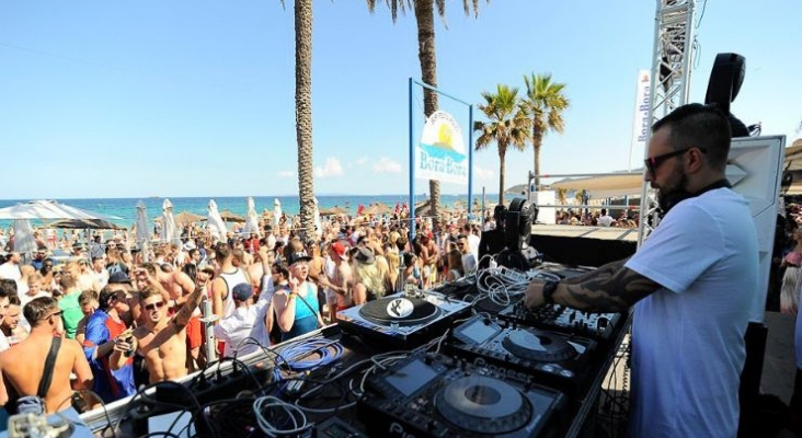 El mítico ‘beach club’ Bora Bora Ibiza se despide en octubre, tras una trayectoria de 40 años | Foto: vía Ibiza Spotlight 