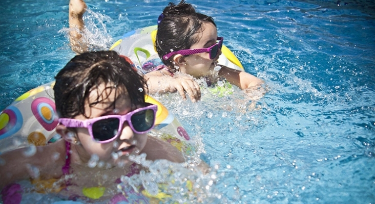 Niños disfrutan de la piscina