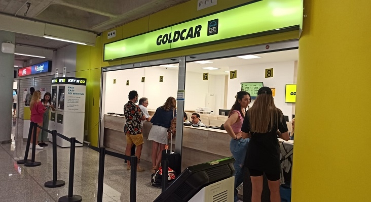 Puesto de atención de Goldcar en el Aeropuerto de Mallorca Foto Tourinews