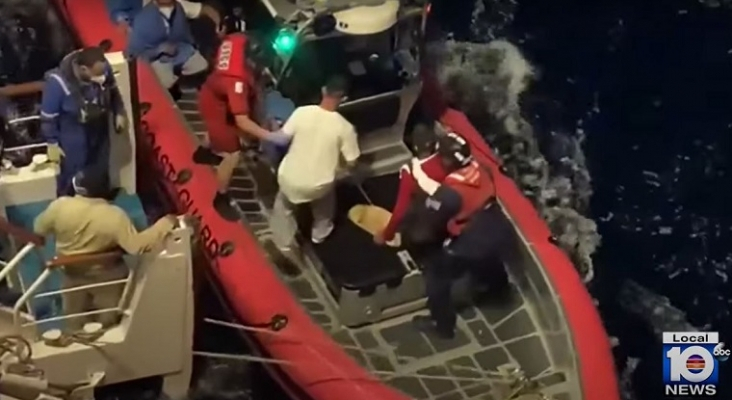 Un crucero de Carnival rescata a un grupo de balseros cubanos cerca de Cayo Hueso (EE. UU.)