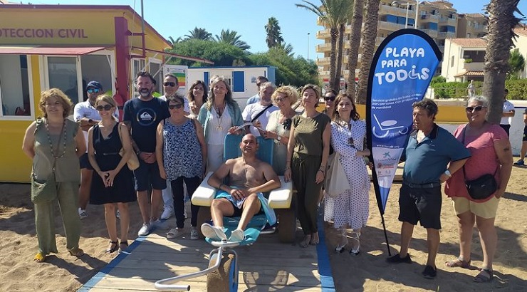 Baño asistido en las playas de Murcia. Foto: FAMDIF