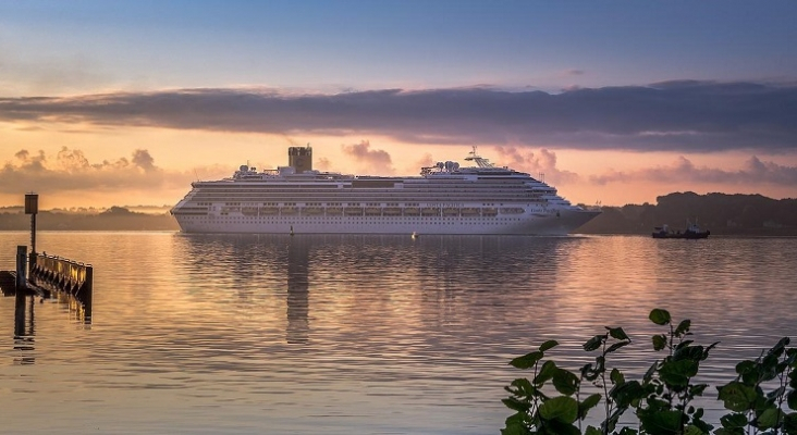 Menos de 20 puertos en todo el mundo ofrecen electricidad desde tierra para grandes cruceros | En la imagen, crucero en el Puerto de Kiel, Alemania