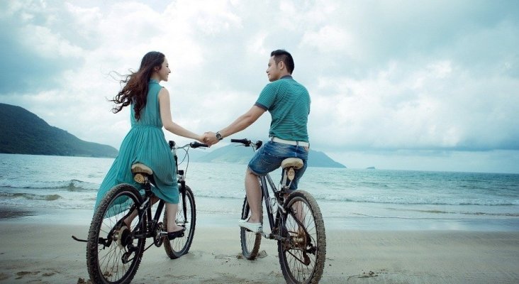 Pareja de vacaciones en la playa