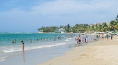 Los turistas disfrutan de la playa en Cabarete, Puerto Plata (República Dominicana)