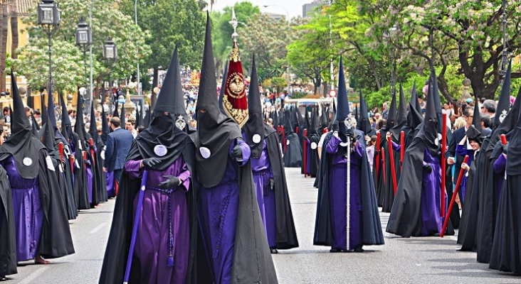 Nazarenos en la Semana Santa de Sevilla