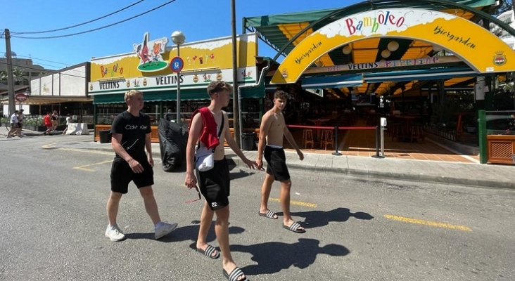 Turistas alemanes delante del bar Bamboleo, en Playa de Palma (Mallorca). Foto Tourinews