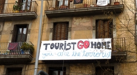 Pancarta en contra del turismo en Barcelona Foto Miltos Gikas (CC BY 2.0)