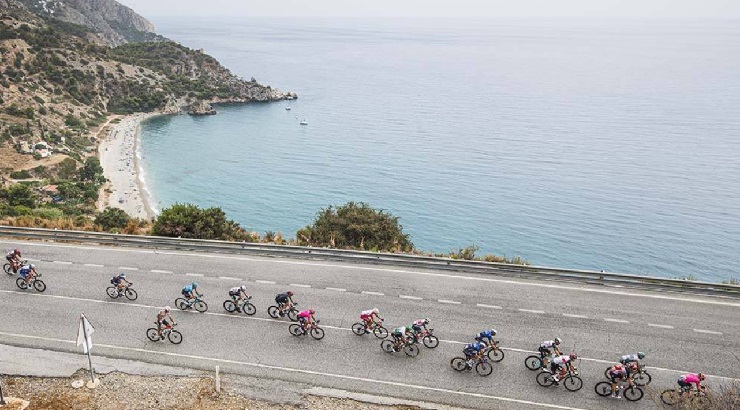 La Vuelta Ciclista en años anteriores pasando por Andalucía. Foto: Vía Twitter (@Marifrangr)
