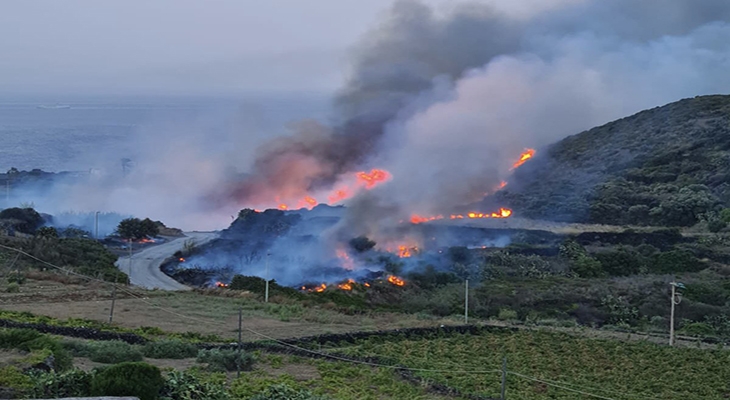 Arde la ‘isla de los famosos’ italiana: Giorgio Armani, evacuado | Foto: Vigili del Fuoco Italia